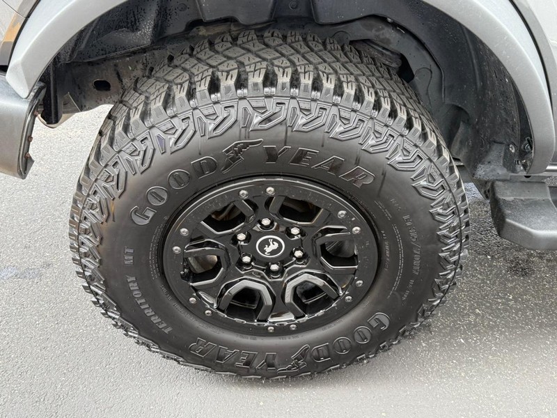 Ford Bronco Vehicle Full-screen Gallery Image 7