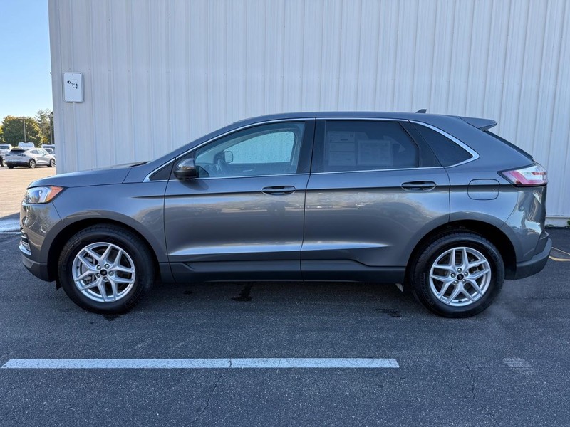 Ford Edge Vehicle Full-screen Gallery Image 02