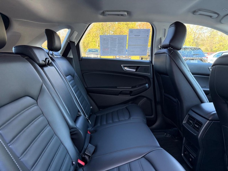 Ford Edge Vehicle Full-screen Gallery Image 09