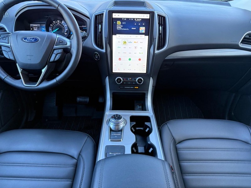 Ford Edge Vehicle Full-screen Gallery Image 10