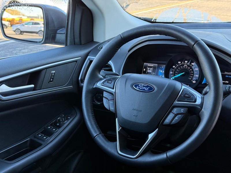 Ford Edge Vehicle Full-screen Gallery Image 13