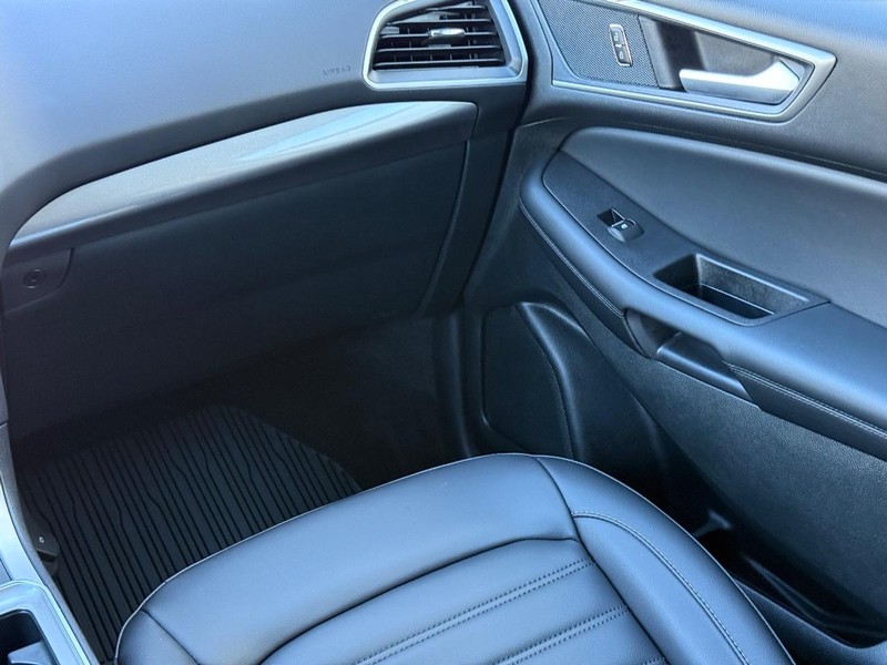 Ford Edge Vehicle Full-screen Gallery Image 14