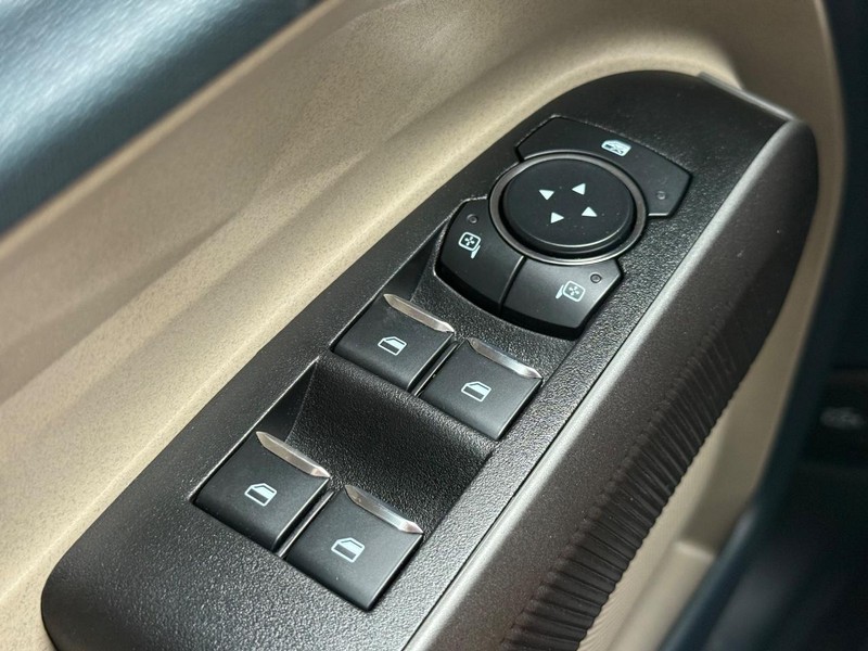 Ford Maverick Vehicle Full-screen Gallery Image 15