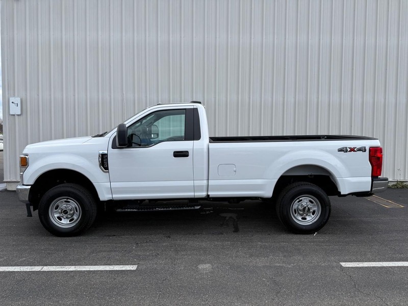 Ford Super Duty F-250 SRW Vehicle Full-screen Gallery Image 2