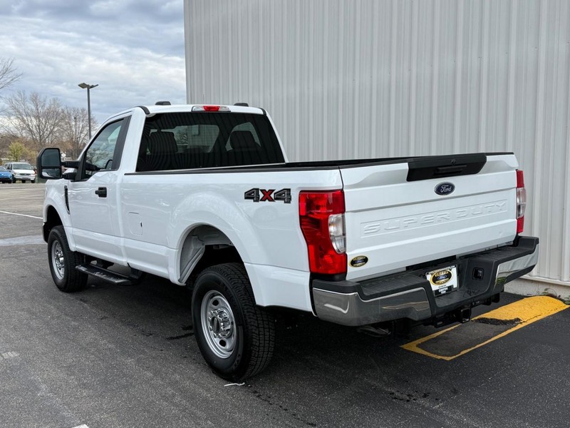 Ford Super Duty F-250 SRW Vehicle Full-screen Gallery Image 3