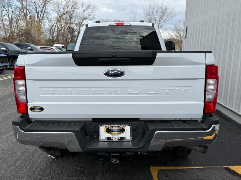 Ford Super Duty F-250 SRW Vehicle Full-screen Gallery Image 4