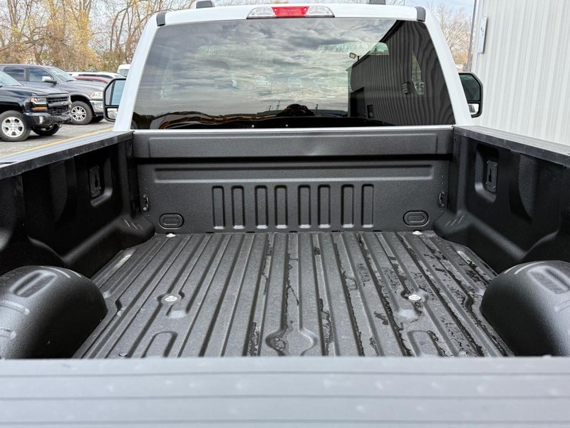Ford Super Duty F-250 SRW Vehicle Full-screen Gallery Image 5
