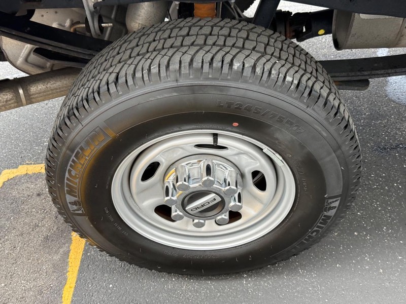 Ford Super Duty F-250 SRW Vehicle Full-screen Gallery Image 7