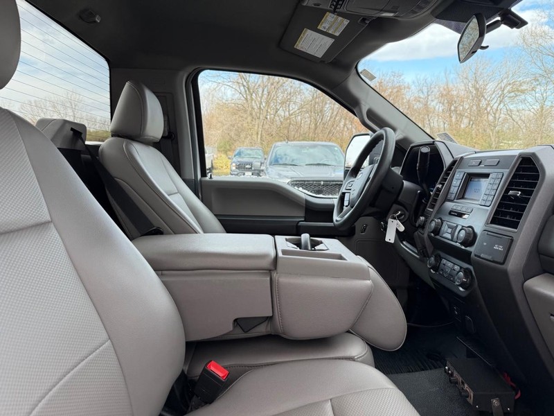 Ford Super Duty F-250 SRW Vehicle Full-screen Gallery Image 9