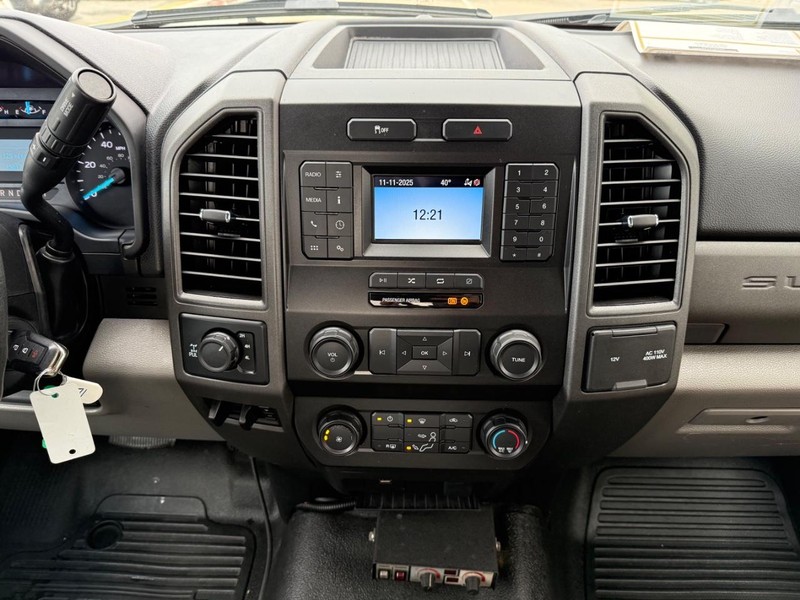 Ford Super Duty F-250 SRW Vehicle Full-screen Gallery Image 10