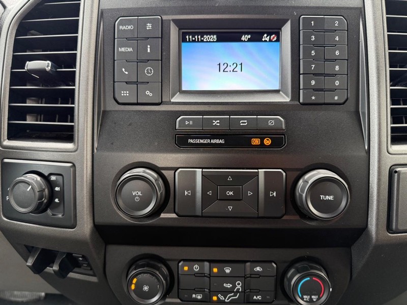 Ford Super Duty F-250 SRW Vehicle Full-screen Gallery Image 11