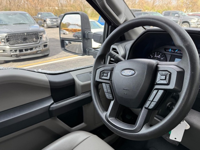 Ford Super Duty F-250 SRW Vehicle Full-screen Gallery Image 12