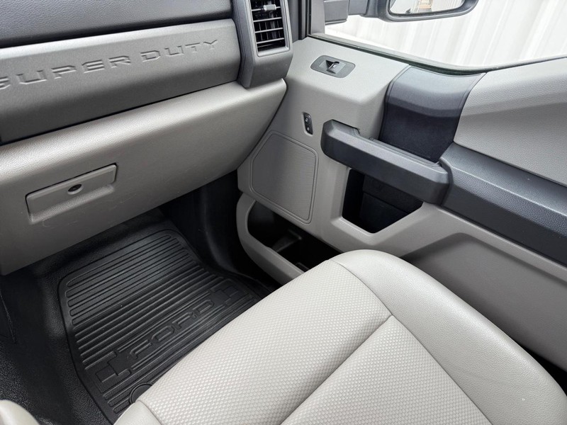 Ford Super Duty F-250 SRW Vehicle Full-screen Gallery Image 13