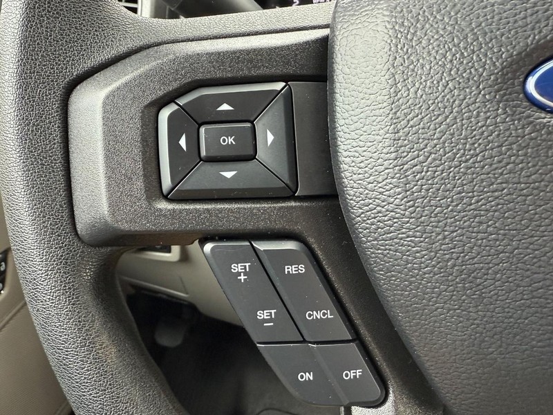 Ford Super Duty F-250 SRW Vehicle Full-screen Gallery Image 14