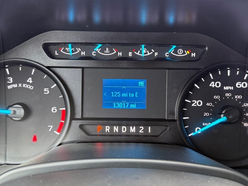 Ford Super Duty F-250 SRW Vehicle Full-screen Gallery Image 16