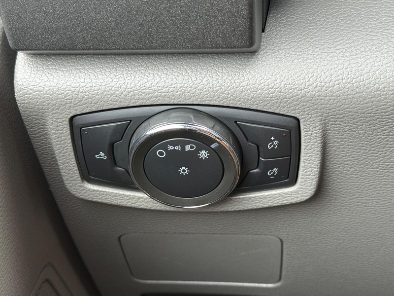 Ford Super Duty F-250 SRW Vehicle Full-screen Gallery Image 17