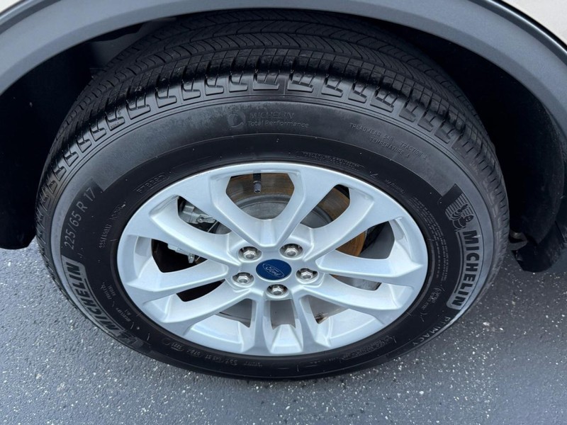 Ford Escape Vehicle Full-screen Gallery Image 7