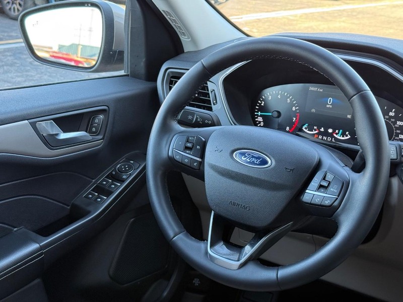 Ford Escape Vehicle Full-screen Gallery Image 13