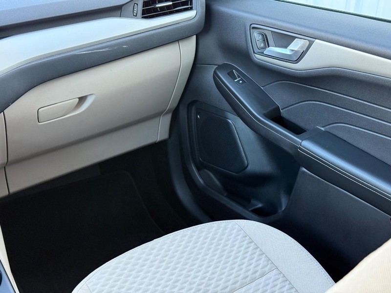 Ford Escape Vehicle Full-screen Gallery Image 14