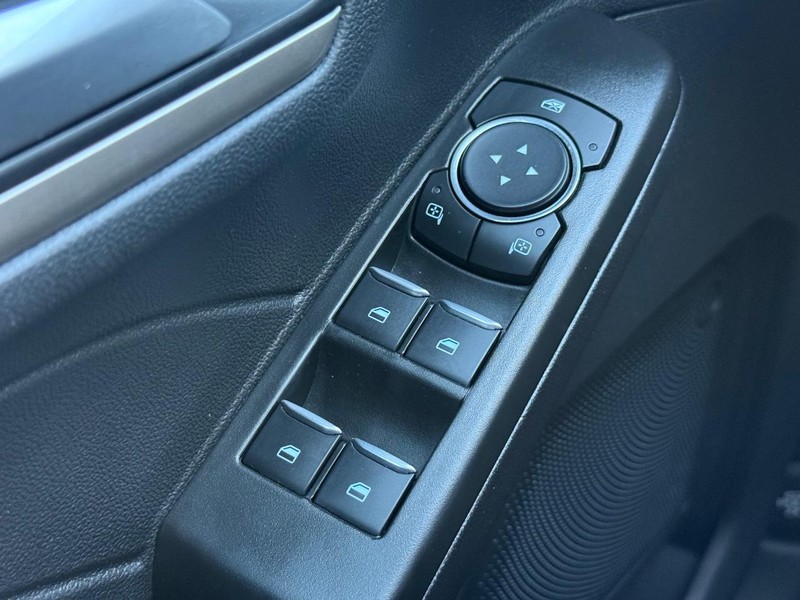 Ford Escape Vehicle Full-screen Gallery Image 19