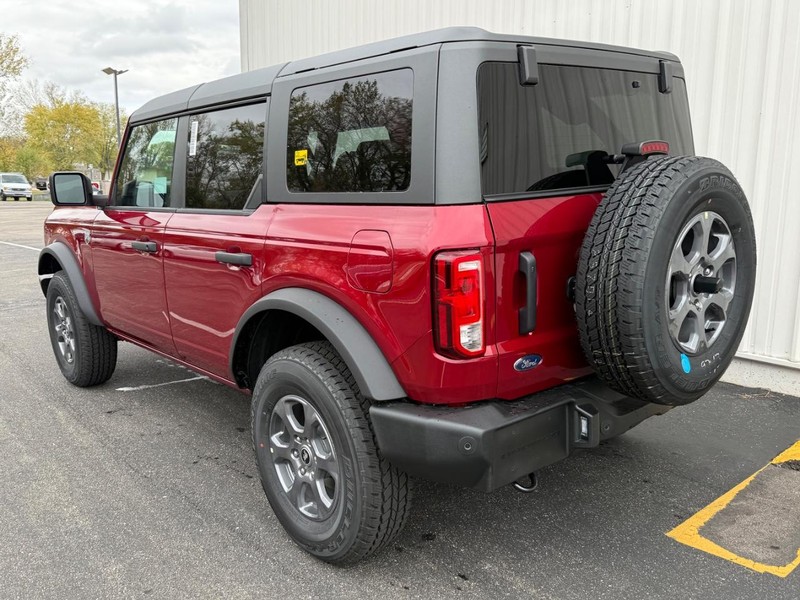 Ford Bronco Vehicle Full-screen Gallery Image 3