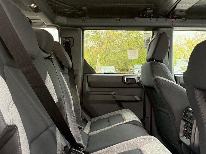 Ford Bronco Vehicle Full-screen Gallery Image 5