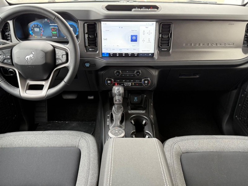 Ford Bronco Vehicle Full-screen Gallery Image 6