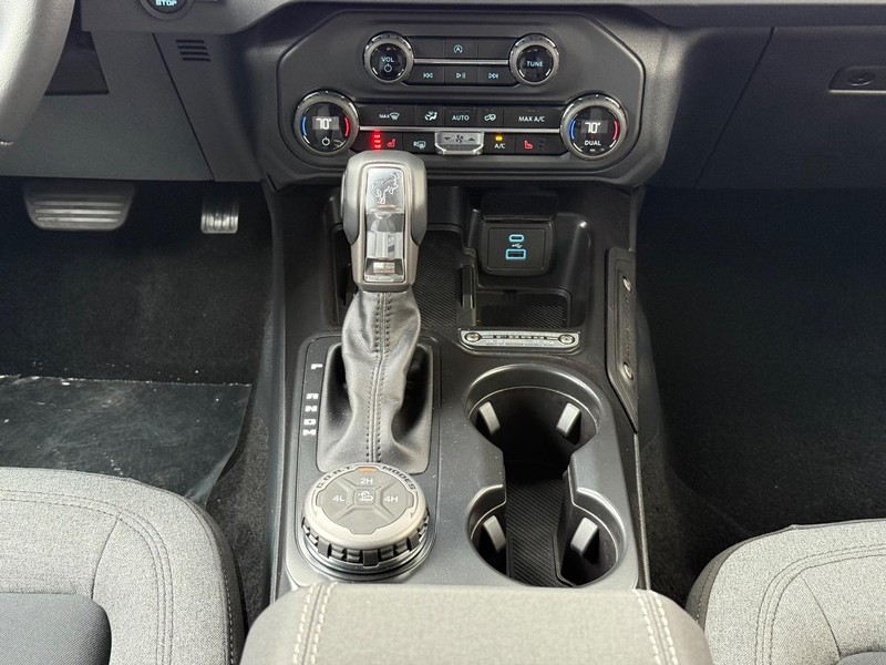 Ford Bronco Vehicle Full-screen Gallery Image 8