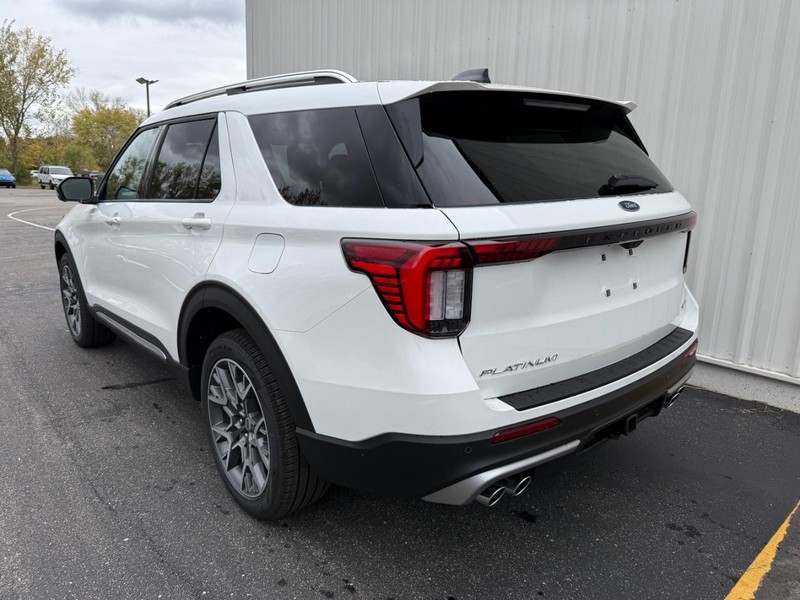 Ford Explorer Vehicle Full-screen Gallery Image 3