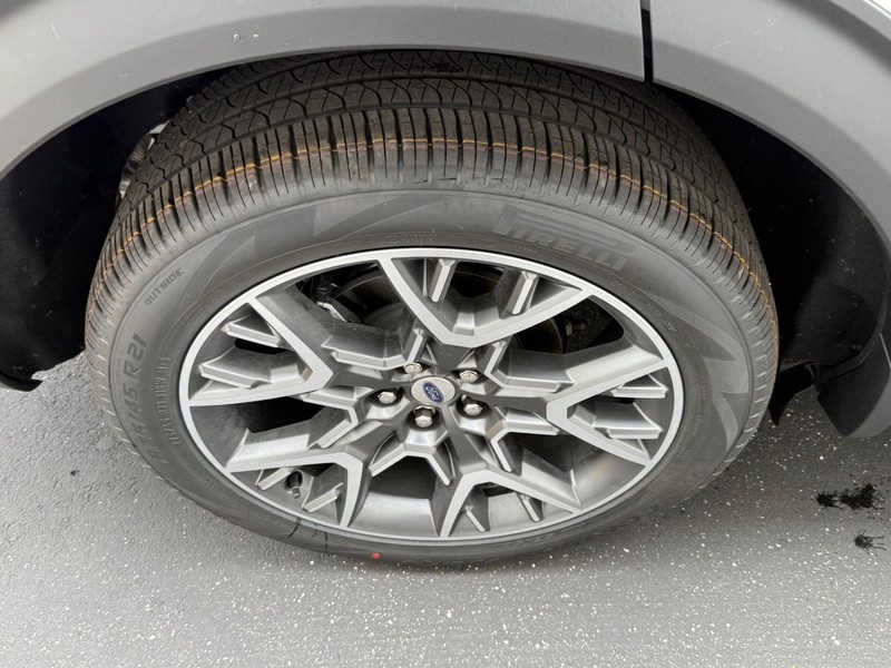 Ford Explorer Vehicle Full-screen Gallery Image 4