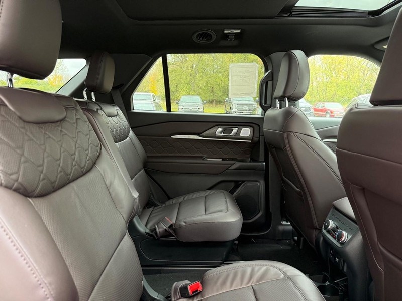 Ford Explorer Vehicle Full-screen Gallery Image 5