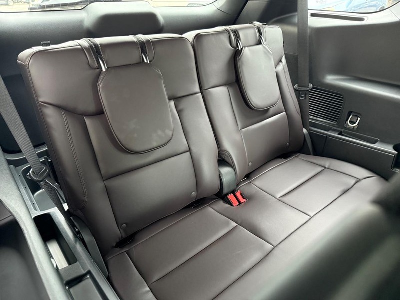 Ford Explorer Vehicle Full-screen Gallery Image 6