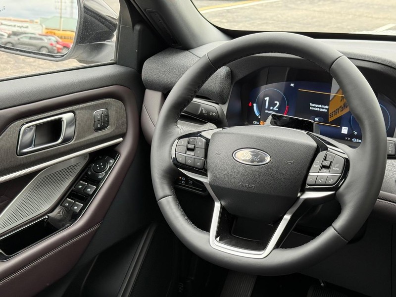 Ford Explorer Vehicle Full-screen Gallery Image 10