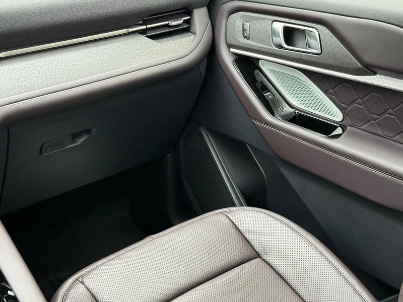 Ford Explorer Vehicle Full-screen Gallery Image 11