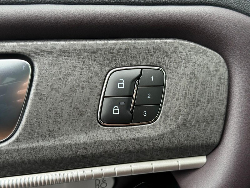 Ford Explorer Vehicle Full-screen Gallery Image 12