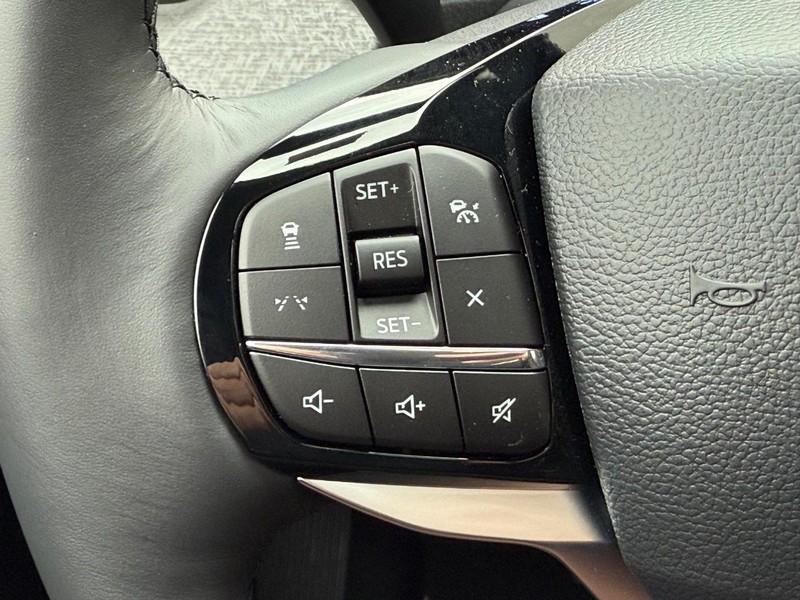 Ford Explorer Vehicle Full-screen Gallery Image 13