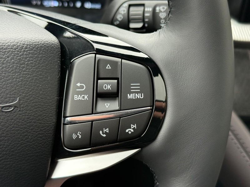 Ford Explorer Vehicle Full-screen Gallery Image 14