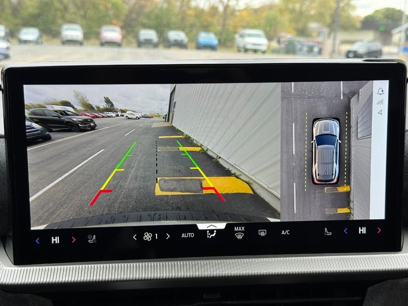 Ford Explorer Vehicle Full-screen Gallery Image 15