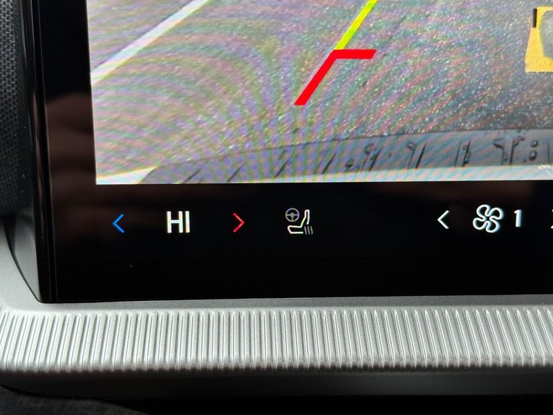 Ford Explorer Vehicle Full-screen Gallery Image 16