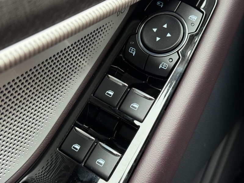 Ford Explorer Vehicle Full-screen Gallery Image 17