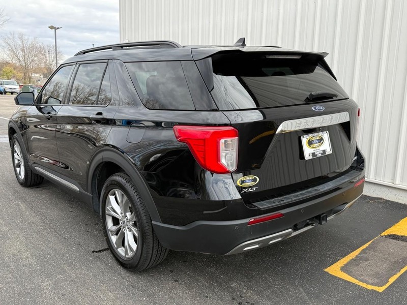 Ford Explorer Vehicle Full-screen Gallery Image 3