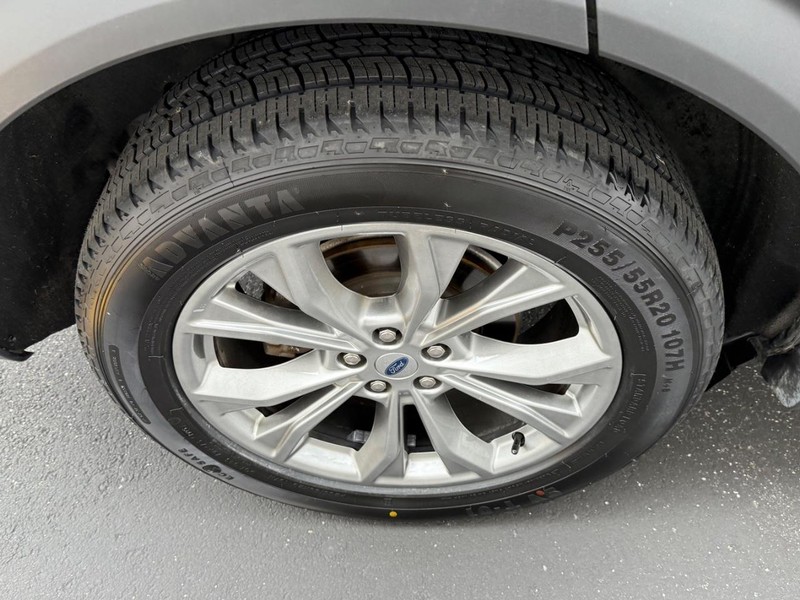 Ford Explorer Vehicle Full-screen Gallery Image 7