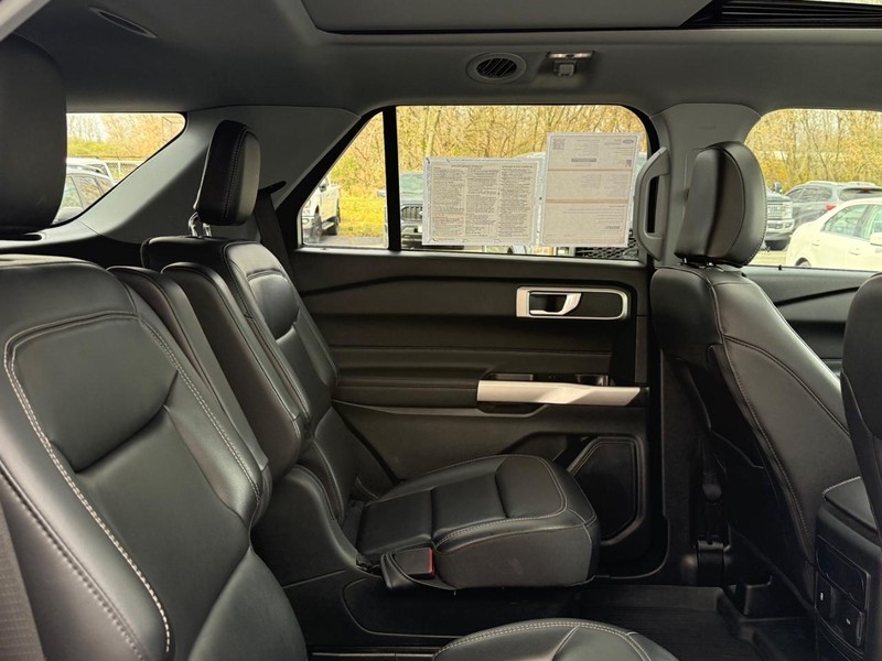 Ford Explorer Vehicle Full-screen Gallery Image 9