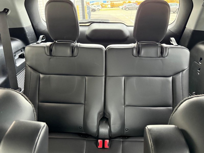 Ford Explorer Vehicle Full-screen Gallery Image 10