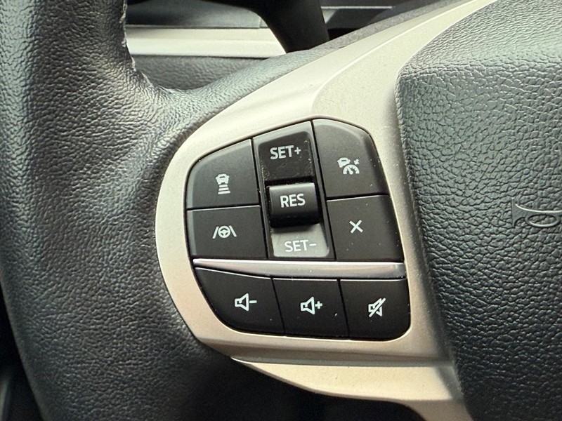 Ford Explorer Vehicle Full-screen Gallery Image 16