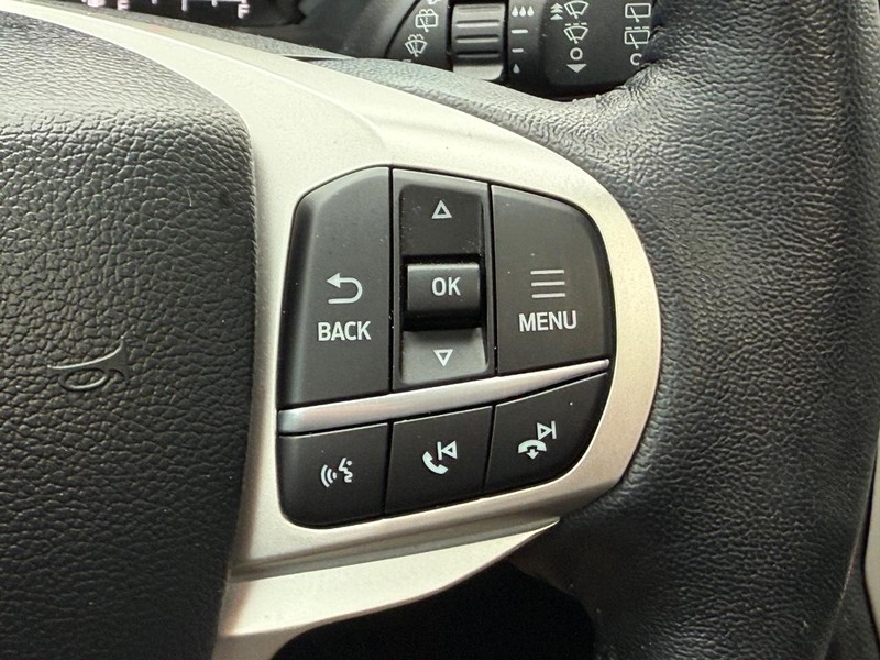 Ford Explorer Vehicle Full-screen Gallery Image 17