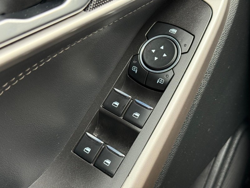 Ford Explorer Vehicle Full-screen Gallery Image 21