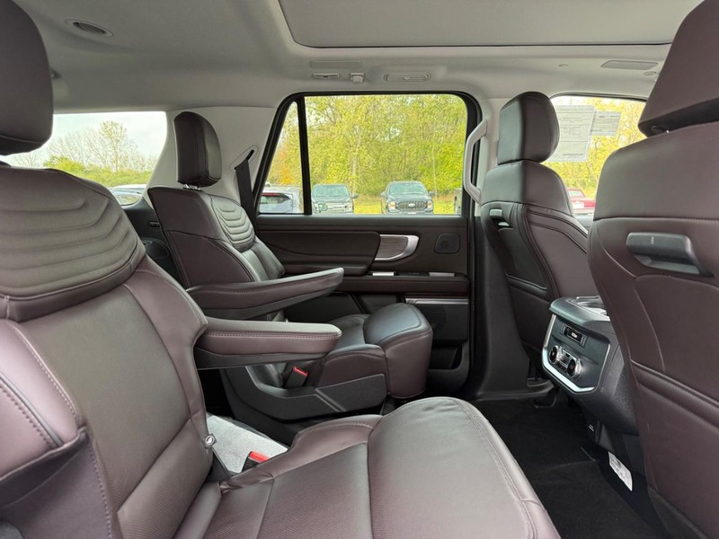 Ford Expedition Max Vehicle Full-screen Gallery Image 6
