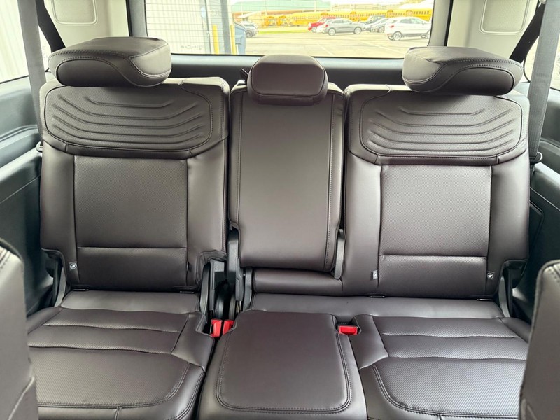 Ford Expedition Max Vehicle Full-screen Gallery Image 7