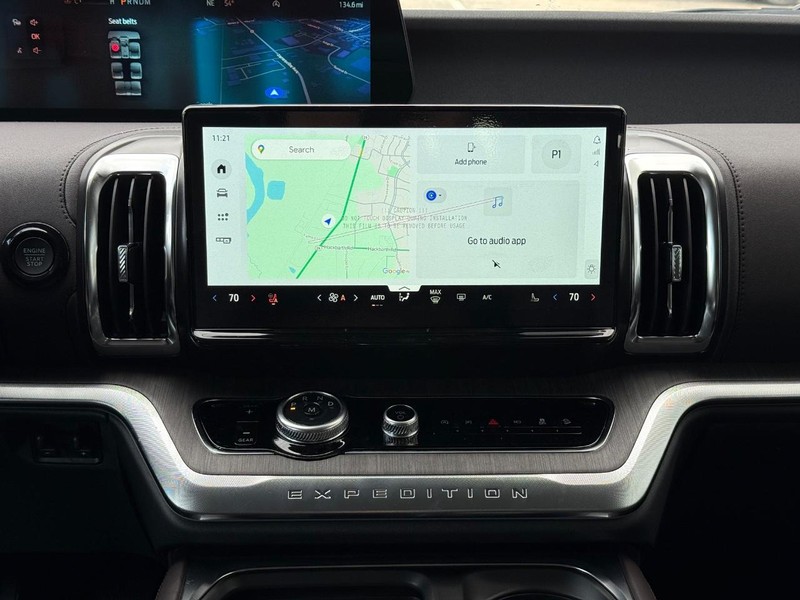 Ford Expedition Max Vehicle Full-screen Gallery Image 9